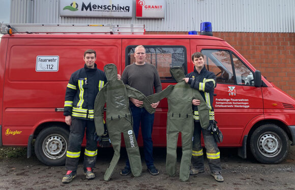 Übungspuppen an die Feuerwehr Nienbrügge gespendet
