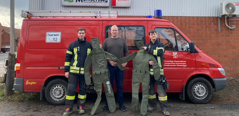 Übungspuppen an die Feuerwehr Nienbrügge gespendet