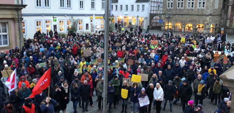 Über 600 Menschen demonstrieren auf Kundgebung für Demokratie und Freiheit auf dem Bückeburger Marktplatz