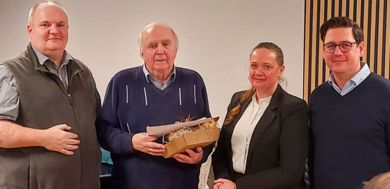 Friedrich Pörtner beim Grünkohlessen der CDU für 55-jährige Mitgliedschaft geehrt