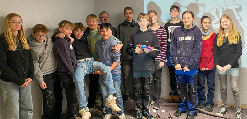 Osterferien in der Kirche: Konfirmanden gestalten sich ihren eigenen Jugendraum im Gemeindehaus in Wendthagen