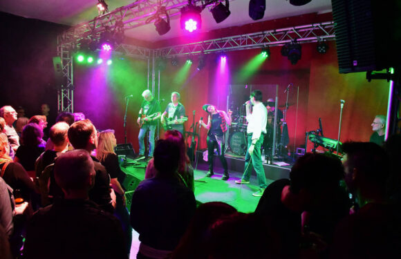Bitter Sweet Alley geben alles beim letzten Konzert der Saison im ASB-Bahnhof