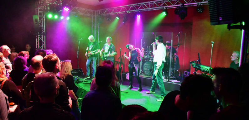 Bitter Sweet Alley geben alles beim letzten Konzert der Saison im ASB-Bahnhof