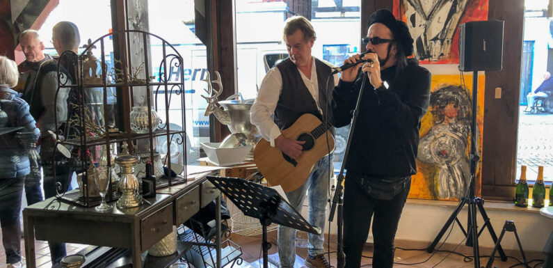 Musikalische Vernissage im alten Taschenladen: Zweite Ausstellung der Reihe „Art:in:Bückeburg“ in der Langen Straße