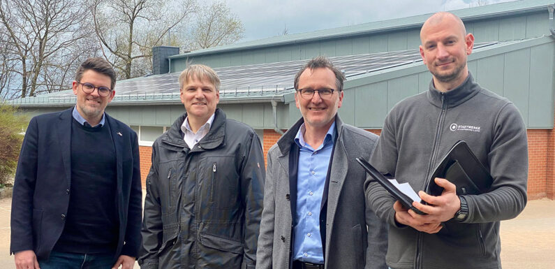 Stadtwerke Schaumburg-Lippe rüsten die Grundschule „An der Bergkette“ mit PV-Anlage aus