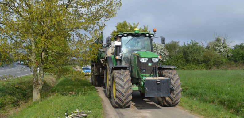 Fahrer hupt laut: Radfahrerin rammt Traktor dennoch und wird leicht verletzt