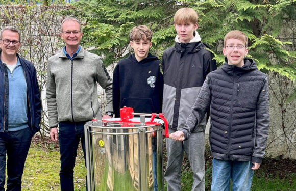 Wilhelm-Busch-Gymnasium summt vor Vorfreude: Erste Honigernte der Imker-AG