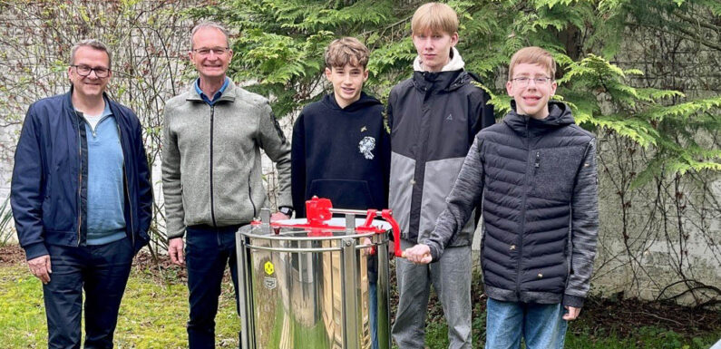 Wilhelm-Busch-Gymnasium summt vor Vorfreude: Erste Honigernte der Imker-AG