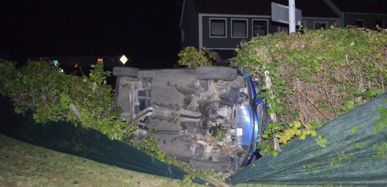 Bückeburg: Autofahrer schläft am Steuer ein und landet in einer Hecke