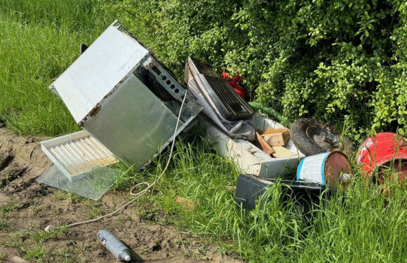 Müll und Elektrogeräte an einem Feldweg in Scheie entsorgt