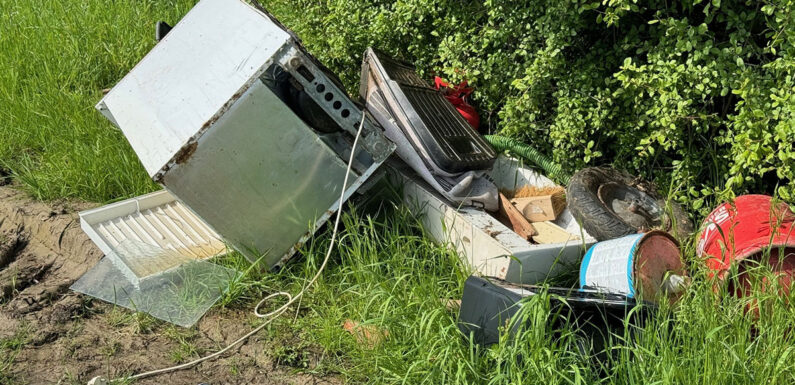 Müll und Elektrogeräte an einem Feldweg in Scheie entsorgt