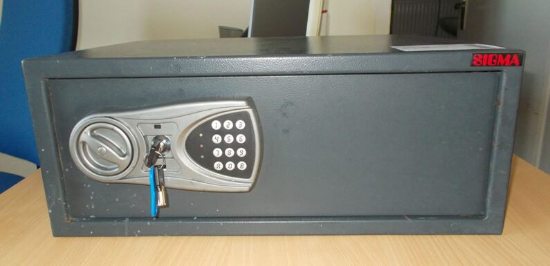 Tresor in Bushaltestelle zurückgelassen