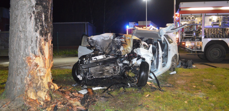 Tödlicher Verkehrsunfall in Bückeburg: Autofahrer kommt von Straße ab und fährt gegen Baum auf Bundeswehrgelände