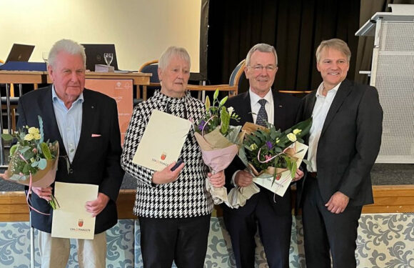 Bürgermeister Oliver Theiß ehrt drei verdiente Stadthäger