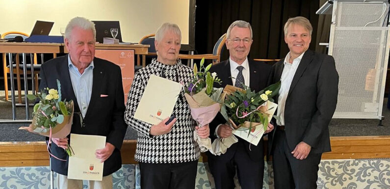 Bürgermeister Oliver Theiß ehrt drei verdiente Stadthäger