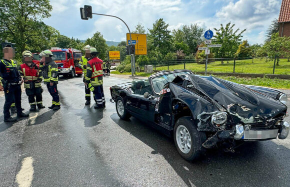 Oldtimer übersehen: Verkehrsunfall zwischen Ford und Triumph in Heeßen