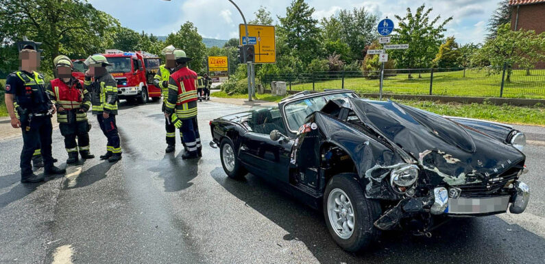 Oldtimer übersehen: Verkehrsunfall zwischen Ford und Triumph in Heeßen