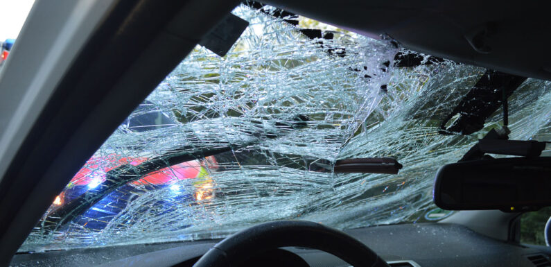 Unfall auf Landesstraße bei Schloss Baum: Radfahrer schwerstverletzt ins Klinikum geflogen