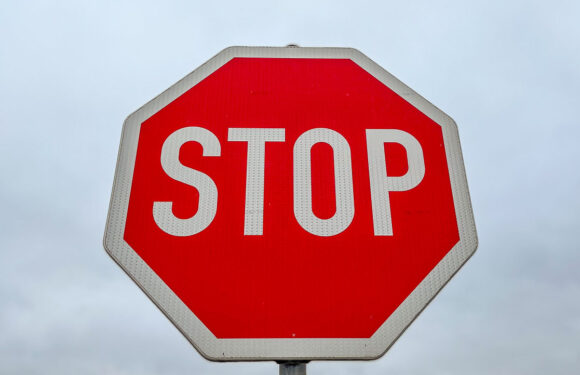 Stop-Schild missachtet: 8-Jährige kreuzt Warbersche Straße mit dem Fahrrad und wird von Auto angefahren