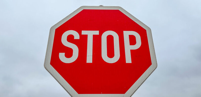 Stop-Schild missachtet: 8-Jährige kreuzt Warbersche Straße mit dem Fahrrad und wird von Auto angefahren