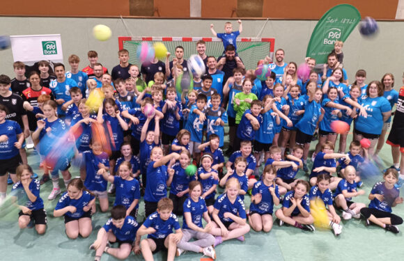 Profis von GWD Minden besuchen die Handballkinder des TVE Röcke