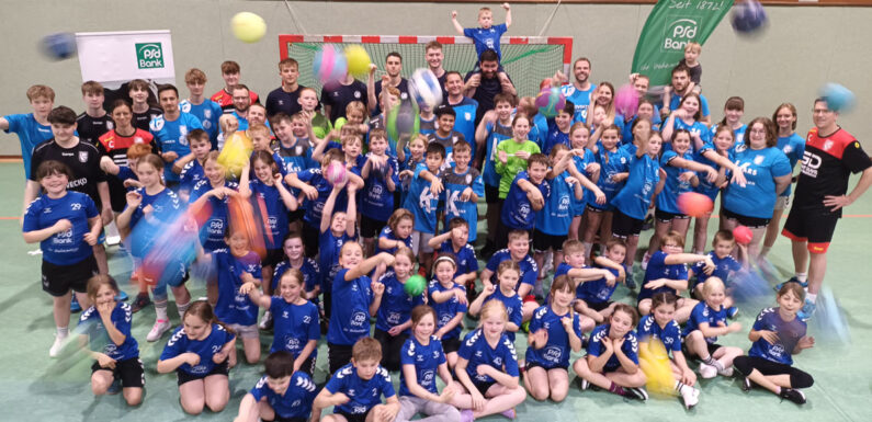 Profis von GWD Minden besuchen die Handballkinder des TVE Röcke