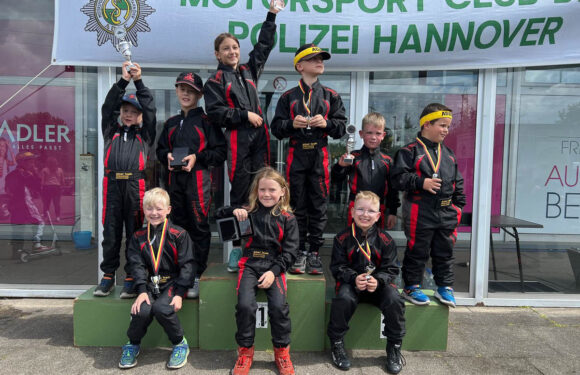 Zur Sommerpause noch fünf Treppchenplätze: Pokal als Geburtstagsgeschenk für die Mutter