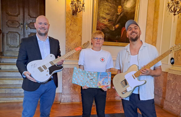 Musiker Max Mutzke signiert Gitarren für den DRK Ortsverein Bückeburg