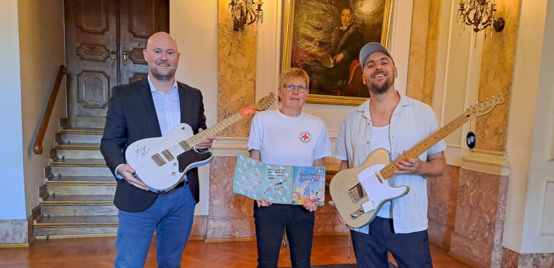 Musiker Max Mutzke signiert Gitarren für den DRK Ortsverein Bückeburg