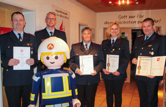 Außerordentliche Ehrungen bei der Feuerwehr Meinsen-Warber-Achum: „Ohne den Nachwuchs und die Besatzung geht es nicht“