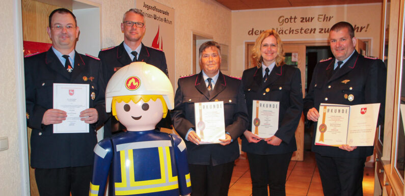 Außerordentliche Ehrungen bei der Feuerwehr Meinsen-Warber-Achum: „Ohne den Nachwuchs und die Besatzung geht es nicht“