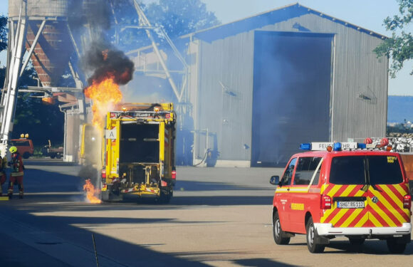 Einsatz für die Feuerwehr: Flammen schlagen aus Müllwagen