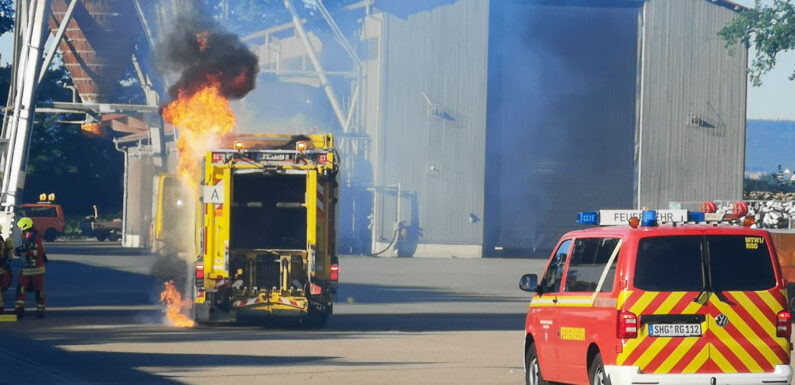 Einsatz für die Feuerwehr: Flammen schlagen aus Müllwagen