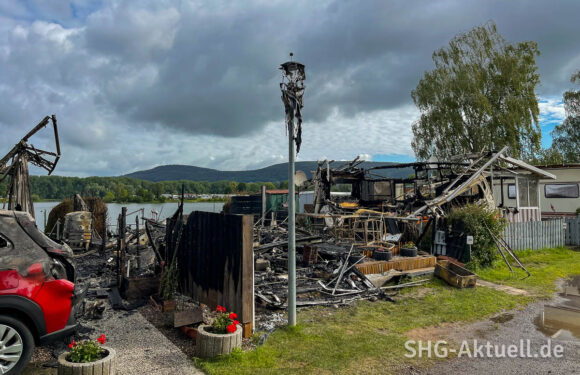 Großeinsatz am Doktorsee in Rinteln: Mehrere Wohnwagen und Auto in Brand, Feuerwehr verhindert Schlimmeres