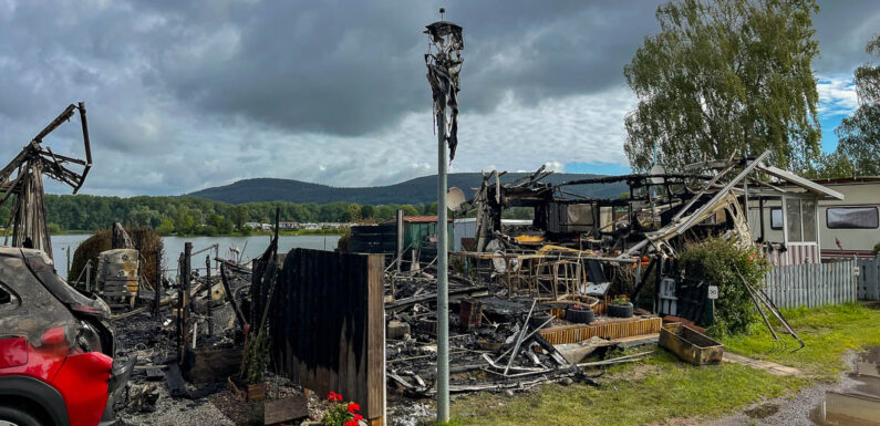 Großeinsatz am Doktorsee in Rinteln: Mehrere Wohnwagen und Auto in Brand, Feuerwehr verhindert Schlimmeres