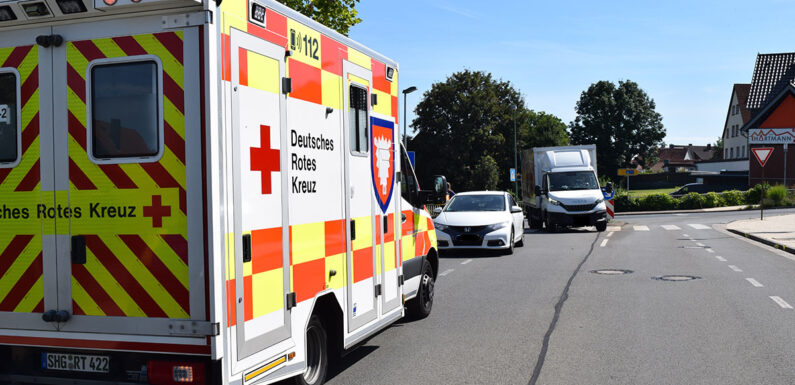 Radfahrer fährt über Zebrastreifen und verursacht dabei einen Unfall