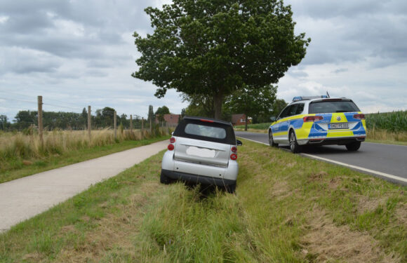 Smart landet im Straßengraben, Autofahrerin bleibt unverletzt