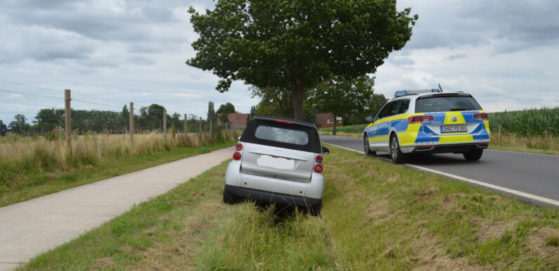 Smart landet im Straßengraben, Autofahrerin bleibt unverletzt