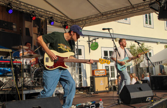 Rockiges Sommer-Intermezzo: „Lovingirl“ überzeugen beim dritten Bühnensommer-Konzert auf dem Marktplatz