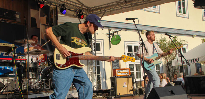 Rockiges Sommer-Intermezzo: „Lovingirl“ überzeugen beim dritten Bühnensommer-Konzert auf dem Marktplatz