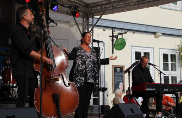 Schwungvoll und sonnig zugleich: „B-Flat“ begeistern beim Bückeburger Bühnensommer mit beschwingtem Sound