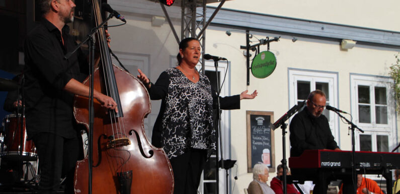 Schwungvoll und sonnig zugleich: „B-Flat“ begeistern beim Bückeburger Bühnensommer mit beschwingtem Sound