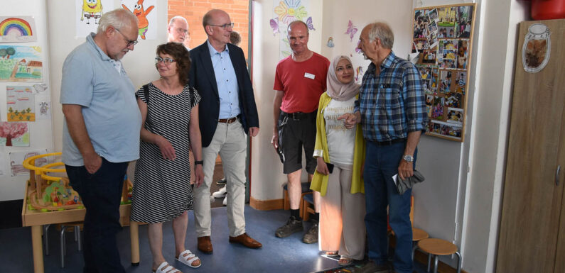 „Müssen sanieren und Außenbereich attraktiver gestalten“: SPD/FDP-Gruppe im Kreistag besichtigt Herderschule