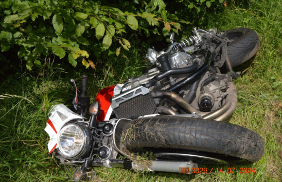 Motorradfahrer im Überholvorgang übersehen