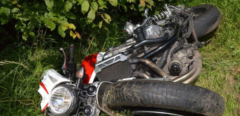 Motorradfahrer im Überholvorgang übersehen