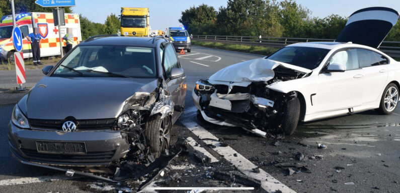 Verkehrsunfall auf der B 442 bei Lauenau: Ein Verletzter und Totalschaden