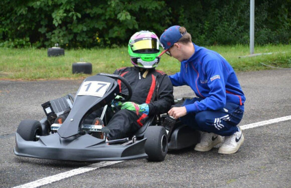 Mit Strom um die Pylonen: Junge Fahrer vom Stadthäger Motor Club testen neue E-Karts