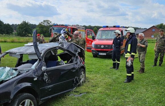 Bundeswehr, DRK und Feuerwehr beim gemeinsamen Übungstag in Hagenburg