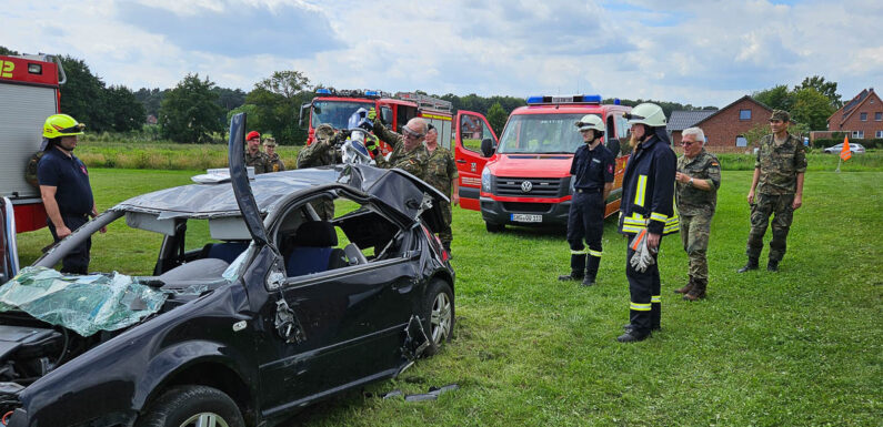 Bundeswehr, DRK und Feuerwehr beim gemeinsamen Übungstag in Hagenburg