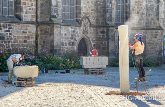 Bildhauer bei der Arbeit: 13. Internationales Obernkirchener Bildhauersymposium